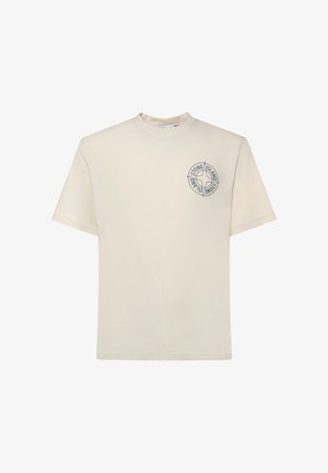 T-shirt beige à manches courtes avec col rond et petit logo circulaire Stone Island sur le côté gauche de la poitrine.