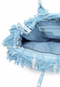 Jasnoniebieska pleciona torebka z teksturowaną, postrzępioną lamówką, gładką wewnętrzną podszewką i kieszenią na zamek; cechuje się stylowym designem i trwałym materiałem.