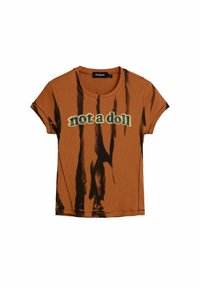 Pruun soonikuga t-särk musta lipsuvärvilaigulise mustriga, ümar kaelus, üleskeeratud varrukad ja kollase ning musta värviga „not a doll“ tekst esiküljel.