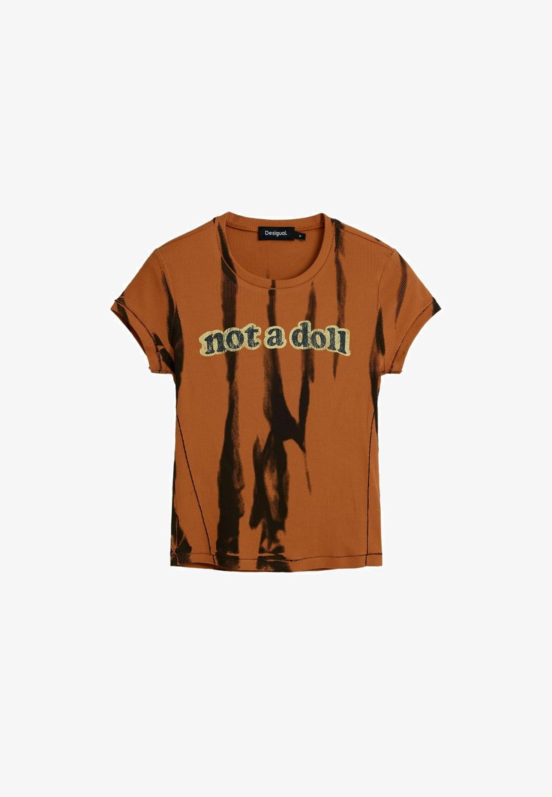 Pruun soonikuga t-särk musta lipsuvärvilaigulise mustriga, ümar kaelus, üleskeeratud varrukad ja kollase ning musta värviga „not a doll“ tekst esiküljel.