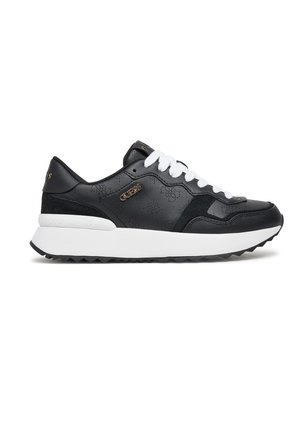 Scarpa da ginnastica Guess in bianco e nero con suola spessa bianca, lacci bianchi, pannelli in camoscio e pelle, e logo Guess dorato sul lato e sul tallone.