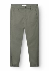 Pantalons verts avec une texture lisse, coupe fuselée, poches avant et zips aux chevilles. Comprend une fermeture à bouton et des passants de ceinture.