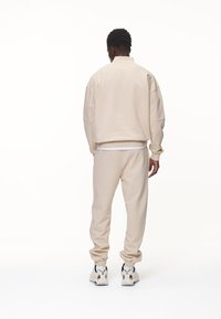 Pegador LOGO JOGGER - Tréningruha alsók - washed desert sand/black gum