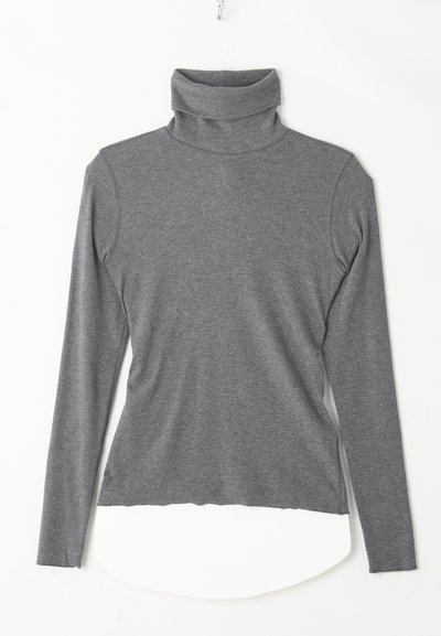 Grå langermet turtleneck-topp laget av myk stoff, med ribbet tekstur og et lagdelt design med en hvit bunnkant.