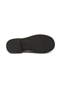 Suola in gomma nera di una scarpa con un motivo di grip testurizzato, mostrata dal basso su uno sfondo bianco.