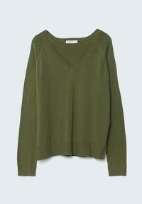 Pull en maille vert olive à manches longues avec col en V et poignets et ourlet côtelés, présenté sur un fond neutre.