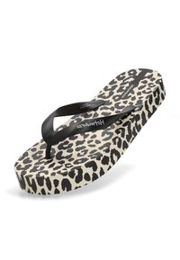 Chanclas de leopardo en negro y beige con suela de goma y correas negras, que cuentan con una plantilla texturizada para un mejor agarre y comodidad.