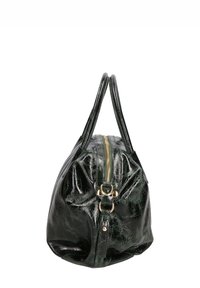 Borsa in pelle verniciata verde con forma arrotondata, manici doppi e zip dorata. Presenta una finitura texturizzata e dettagli in metallo.