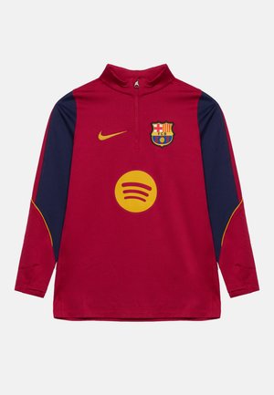 Czerwona i granatowa sportowa koszulka z długim rękawem, zamkiem do ćwiartki, herbem klubu Barcelona, logo Nike i żółtym logo Spotify z przodu.