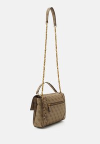 Brun håndtaske med monogrammønster, pyntet med skinds trim, guld kædetræk, toprem og udvendig lynlåslomme på en hvid baggrund.