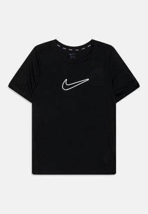 Fekete Nike póló sima anyagból, fehér Nike pipa logóval a mellrészen és rövid ujjakkal. Egyszerű, sportos dizájn.