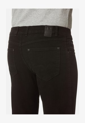 Schwarze Denim-Jeans mit geradem Schnitt, ausgestattet mit Gesäßtaschen mit einem V-förmigen Stickmuster und einem Leder-Label an der Taille.