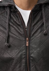 INDICODE JEANS Bunda z umělé kůže - black