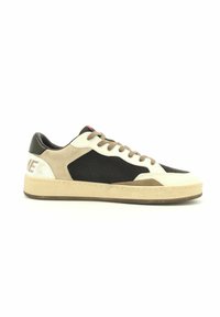 Sneaker da uomo con pannello laterale testurizzato nero, dettagli in marrone chiaro e crema, e suola in gomma beige con segni di usura leggeri. I lacci sono marroni chiari.