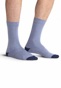 Calze di cotone azzurro chiaro con accenti navy sulla punta e sul tallone. Cuffia a coste per il comfort e una texture liscia. Design classico di lunghezza media fino al polpaccio.