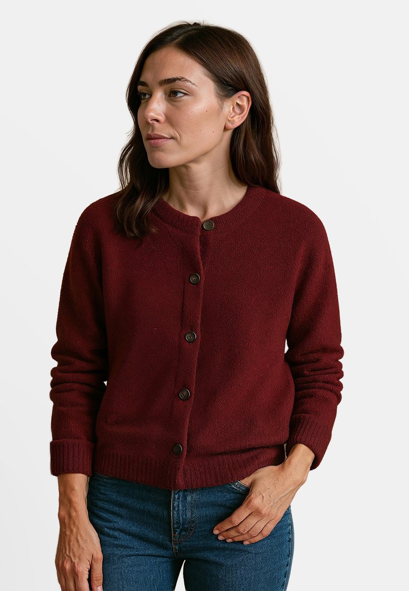 Cardigan en tricot bordeaux avec un col rond, fermeture à boutons, poignets et ourlet côtelés. Présente une texture douce et une coupe ajustée.