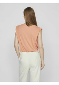 VILA V-AUSSCHNITT - Camiseta estampada - shell coral