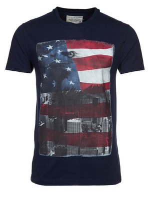 Granatowy T-shirt z grafiką flagi amerykańskiej nakładającej się na bielika i panoramę miasta.