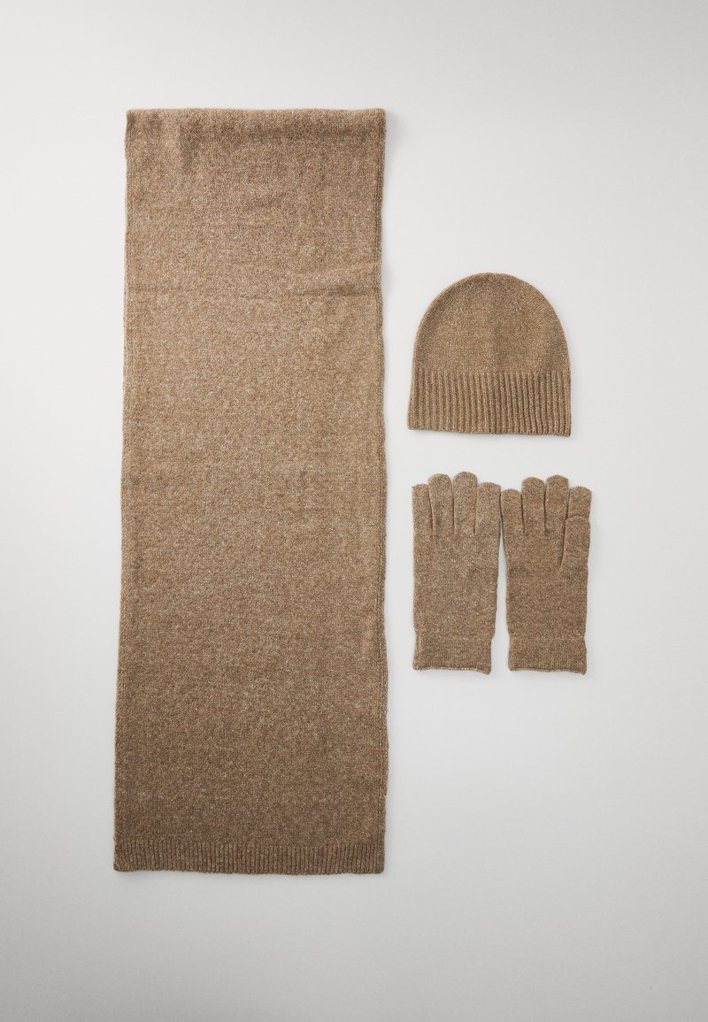 Set di sciarpa, berretto e guanti in lana beige. La sciarpa è lunga e rettangolare, il berretto è aderente con orlo a costine, i guanti hanno cinque dita con polsini a costina.