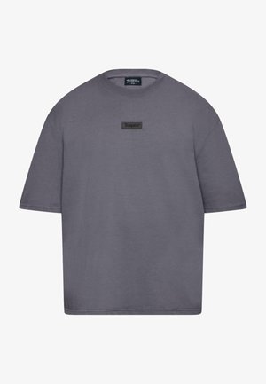 Szara bawełniana koszulka z luźnym krojem, krótkimi rękawami i prostokątną metką z nazwą marki z przodu. Gładka struktura.