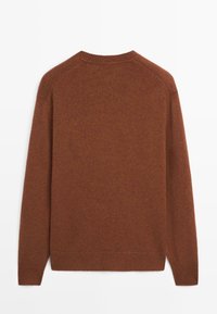 Bruine lange mouw gebreide trui met geribde ronde hals, boorden en zoom, plat liggend en van achteren weergegeven op een witte achtergrond.