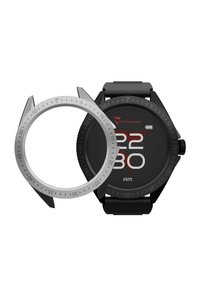 Orologio analogico nero con quadrante nero testurizzato, numeri bianchi in grassetto e lunetta argentata. Presenta un cinturino in gomma nera e dettagli rossi.
