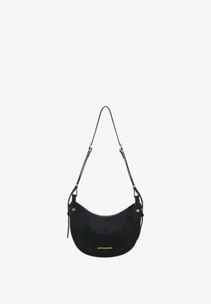 Sac d'épaule en cuir noir en forme de croissant, avec une bandoulière réglable, des éléments en métal doré et le logo "Arthur & Aston" à l'avant.