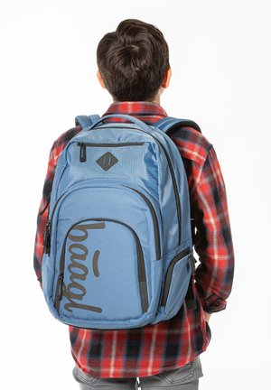 Zaino in tessuto blu con logo nero, numerosi scomparti con zip, spallacci imbottiti e un accentuazione a forma di rombo sulla parte anteriore.