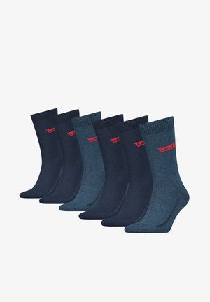 Seis pares de meias em várias tonalidades de azul escuro com punhos canelados e logotipo vermelho na lateral. Feitas de material suave e elástico.