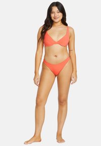 Koraalroze geborduurde bikini set met een twist voorkant top met verstelbare bandjes en een low-rise onderkant, beide in een textuurstof.