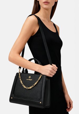 Borsa a tracolla nera in ecopelle con dettagli a catena dorata e design testurizzato. Presenta doppi manici e una tracolla rimovibile.