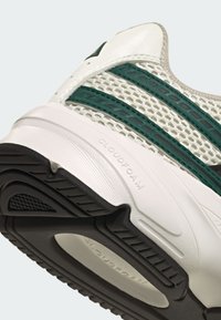 adidas Sportswear Tenisky - off white   core black   collegiate green