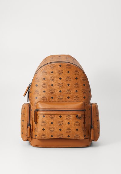 Brauner Leder-Rucksack mit geprägtem Muster, abgerundetem oberen Ende, zwei seitlichen Taschen und einem vorderen Reißverschlussfach. Silberne Hardware-Akzente.