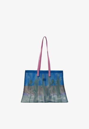 Sac cabas en filet bleu avec un motif d'algues vertes et de longues poignées roses, présenté sur un fond blanc.