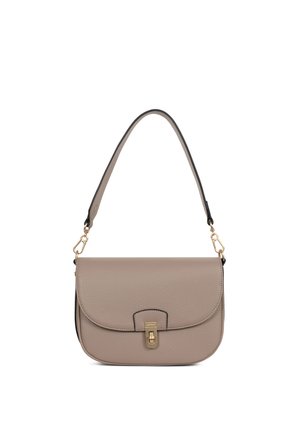 Taupe leren schoudertas met klepsluiting en goudkleurige sluiting, voorzien van een verstelbare riem met gouden details.