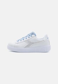 Zapatillas blancas con detalles en azul claro, un logo plateado brillante, cuello texturizado y suela de goma. Cuenta con puntera redonda y diseño de cordones.