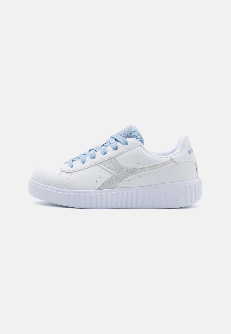 Zapatillas blancas con detalles en azul claro, un logo plateado brillante, cuello texturizado y suela de goma. Cuenta con puntera redonda y diseño de cordones.