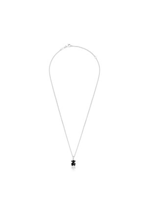 Collar de cadena de plata con un pequeño colgante en forma de oso negro. El colgante tiene una textura suave, mientras que la cadena es delicada y fina.