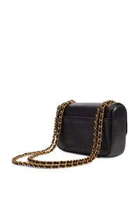 Černá kožená crossbody taška s obdélníkovým tvarem a zlatým řetízkovým popruhem. Disponuje hladkým povrchem a minimalistickým designem.