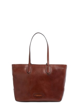 Braune Ledertasche mit zwei Griffen und einem kleinen Etikett vorne, auf weißem Hintergrund.