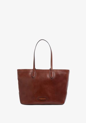Borsa tote in pelle marrone con due manici e una piccola etichetta sulla parte anteriore, su sfondo bianco.