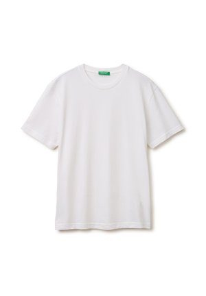 Prosty biały T-shirt z krótkim rękawem i okrągłym dekoltem, z zieloną metką wszytą wewnątrz kołnierzyka, prezentowany na białym tle.