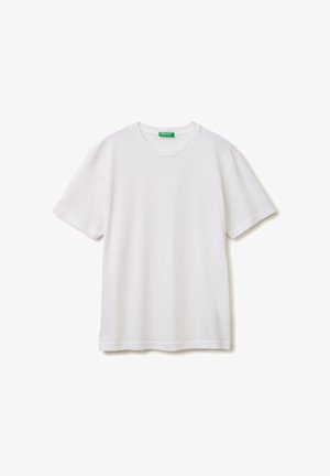 Effen witte T-shirt met korte mouwen en ronde hals, met een groen label genaaid aan de binnenkant van de kraag, getoond op een witte achtergrond.