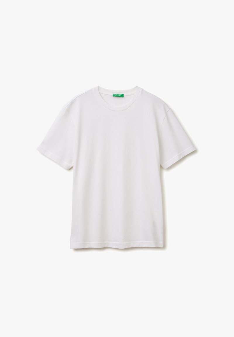 Effen witte T-shirt met korte mouwen en ronde hals, met een groen label genaaid aan de binnenkant van de kraag, getoond op een witte achtergrond.