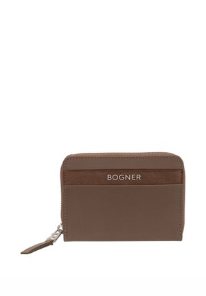 Portafoglio BOGNER marrone con cerniera, con una striscia in pelle scamosciata e scritte argentate sul davanti, mostrato chiuso su sfondo bianco.