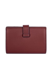 Portafoglio rosso in pelle con superficie testurizzata, forma rettangolare e chiusura a scatto nella parte superiore. Design minimalista con cuciture visibili.