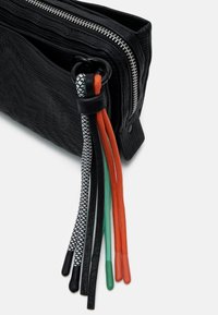 Schwarzes, strukturiertes Täschchen mit einem silbernen Reißverschluss, ausgestattet mit sechs farbigen Zuglaschen: Schwarz, Weiß, Grün, Orange und Rot. Extra Tasche vorne.