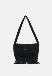 Sac à épaule noir tressé avec une forme incurvée, un motif texturé et des franges en bas. Sangle plate et robuste pour le transport.