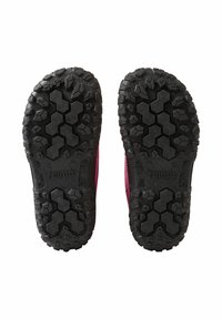 Czarne gumowe podeszwy butów z heksagonalnym wzorem bieżnika, z różowym wzorem po bokach i wytłoczonymi szczegółami logo.