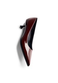 Zapato de tacón alto de charol burdeos con puntera afilada, corte bajo curvado y pequeño tacón de aguja negro. Acabado suave y brillante.